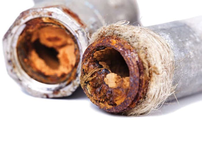 Tuyauterie de chauffage encrassée nécessitant un désembouage