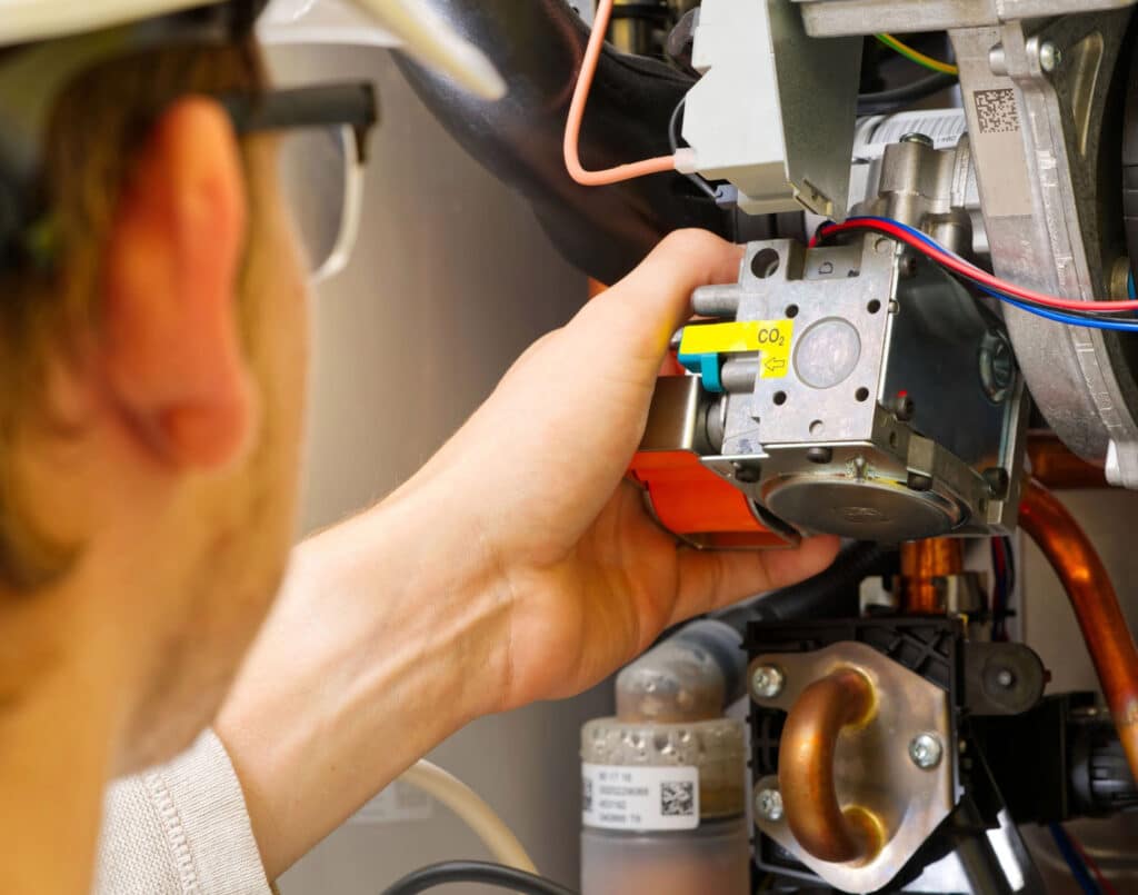 Réglage des composants internes lors de l’entretien d’une chaudière