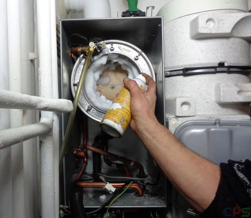 Contrôle du brûleur lors de l’entretien d’une chaudière gaz