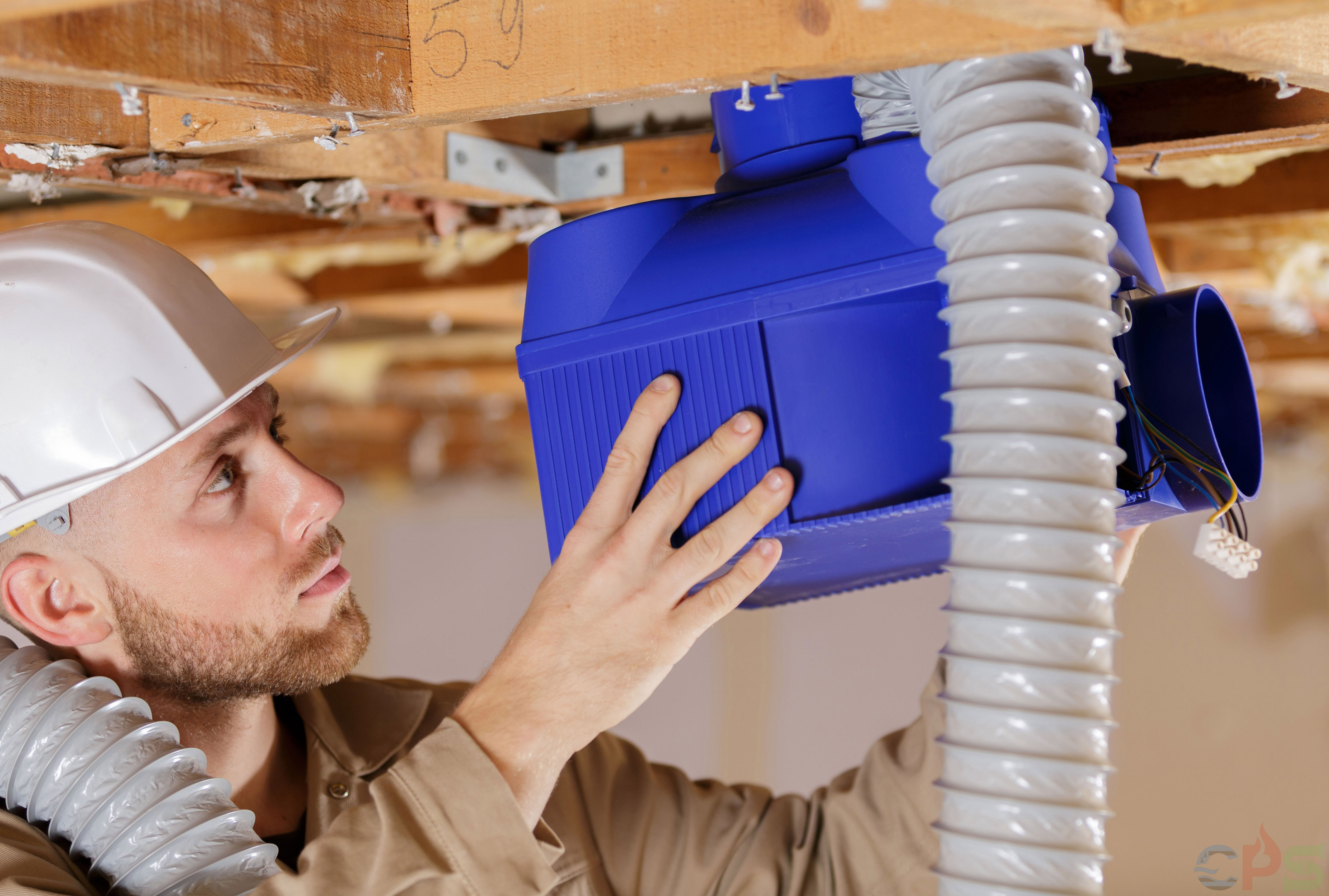 Maintenance d’un caisson de VMC installé sous plafond