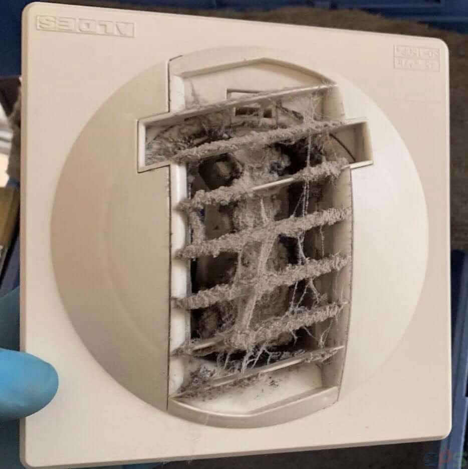 Bouche de VMC encrassée nécessitant un entretien